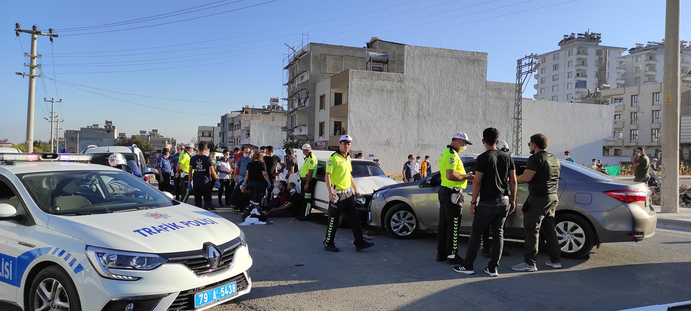 Kilis’te Suriyeliler Polis aracına çarptı 2 yaralı