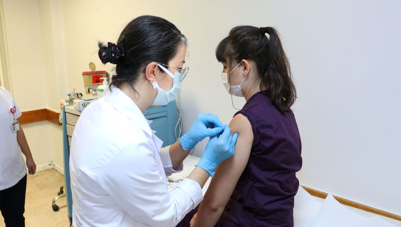 Korona’nın İlk aşısı Türkiye’de yapıldı