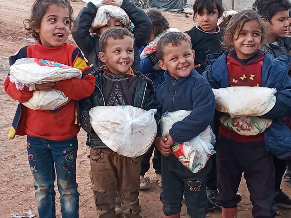 Ekmeğe hasret kalan İdlip’teki çocukların mutluluğu yüzlerine yansıdı