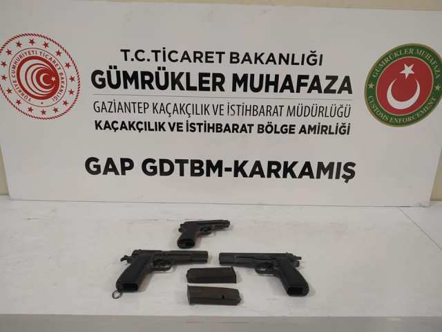 Suriye’den Türkiye’ye giriş yapan tırda 3 adet tabanca yakalandı