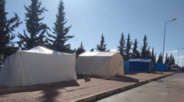 Kilis’te Çadır bulamayan vatandaşlar brandadan çadır yaptılar